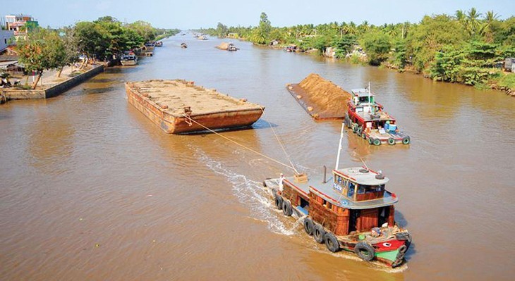 cong-ty-cp-xay-dung-cong-trinh-thuy-ha-noi-dang-thi-cong-nao-vet-ke-bao-ve-bo-tuyen-kenh-cho-gao-1660625105.jpg