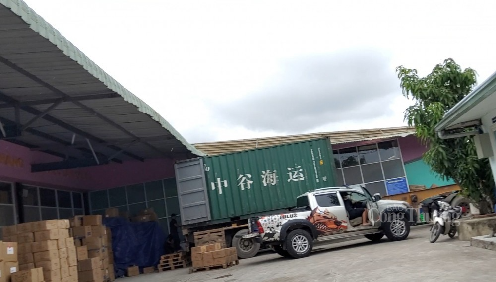 mot-chiec-container-nhap-xuat-hang-vao-giua-thang-92022-1664085694.jpg