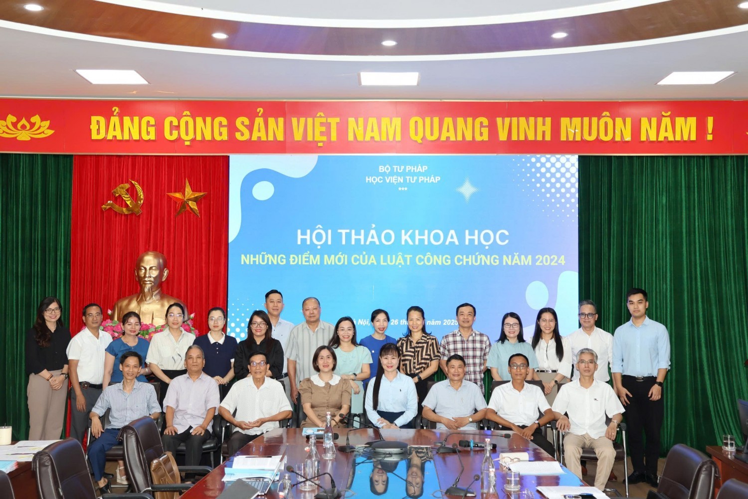 dai-bieu-tham-du-hoi-thao-chup-anh-luu-niem-1750949018.jpg