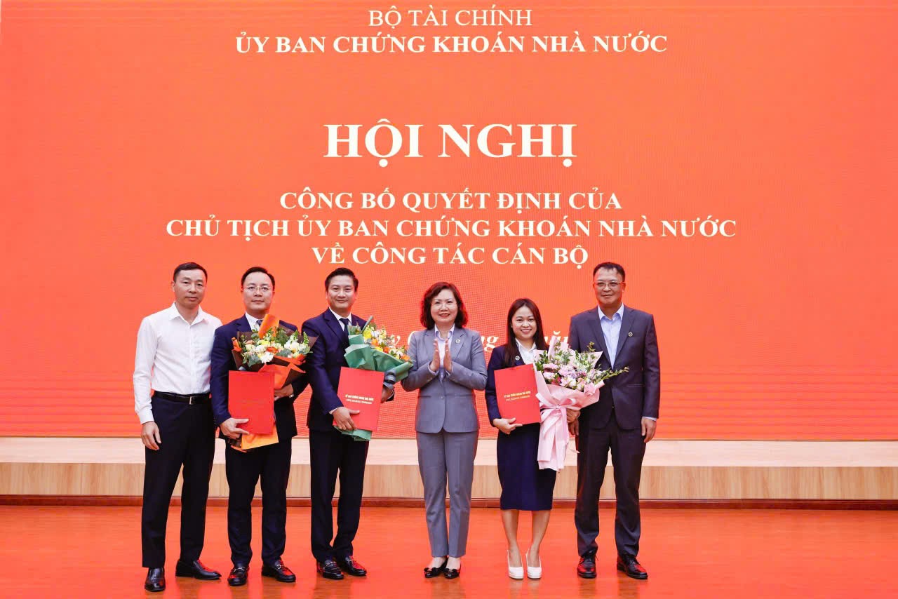 Ủy ban Chứng khoán Nhà nước công bố, trao quyết định bổ nhiệm nhân sự lãnh đạo cấp vụ trưởng