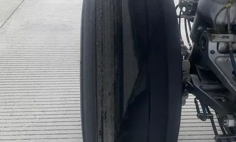 Máy bay bị bong lốp cao su trước khi hạ cánh xuống Nội Bài