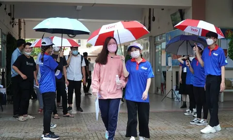 TPHCM: Phụ huynh "đội mưa" chờ con làm thủ tục dự thi tốt nghiệp THPT