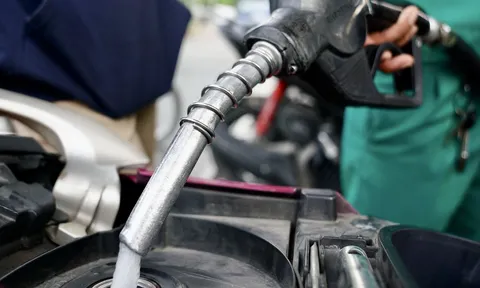 Giá xăng dầu hôm nay 11.7.2022: Trong nước giảm mạnh, thế giới tiếp đà tăng