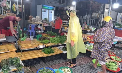 Phú Quốc mưa lớn, giá hành lá vọt lên 300.000đ/kg, rau muống 60.000đ/kg