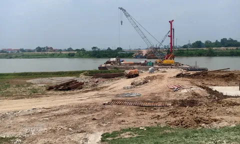 Đơn vị thi công cầu Hà Bắc 2 tiếp tục bị "tuýt còi" vì xâm phạm hành lang đê điều