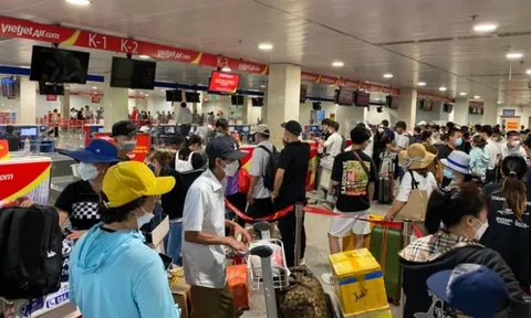 Tắc nghẽn tại Tân Sơn Nhất: Vietjet, Bamboo Airways thu tiền để làm thủ tục nhanh
