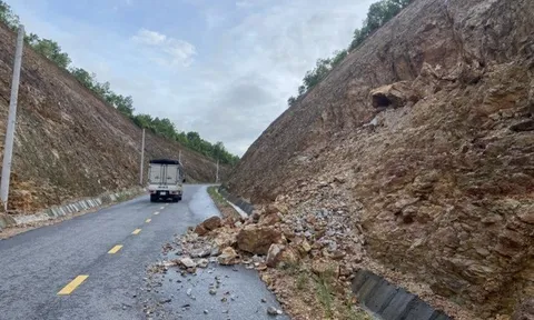 Đất, đá sạt lở ngổn ngang trên tuyến đường 100 tỷ mới đưa vào sử dụng