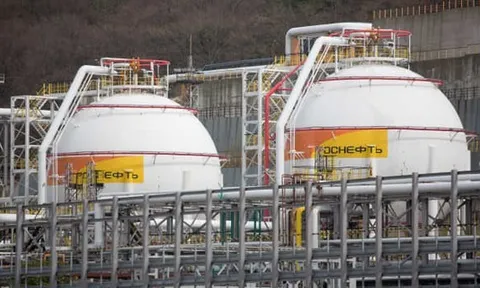 S&P 500 kết thúc gần như đi ngang; Dầu tăng khi sức mạnh đồng đô la giảm