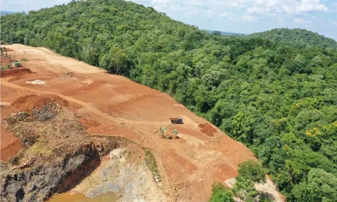 Buộc giám đốc một chi nhánh ngân hàng khôi phục lại hiện trạng đất