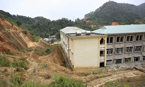 Trường mới xây đội vốn hơn 100 tỷ đồng nhưng học sinh vẫn phải đi học trường tạm