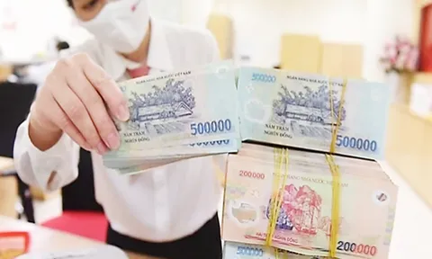 Lãi suất liên ngân hàng bất ngờ đổ dốc