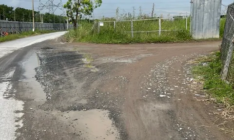 Đường Phạm Hữu Lầu bị 'cày nát' vì thi công dự án GS Metrocity Nhà Bè