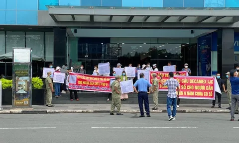 Bị khách căng băng rôn “tố”, Becamex IJC hứa trao “sổ đỏ” vào cuối năm nay