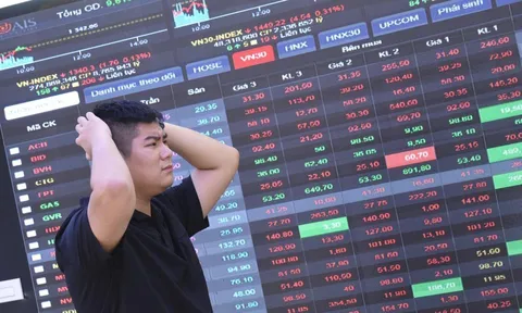 Giao dịch chứng khoán sáng ngày 21/10: VN-Index kiểm nghiệm lại đáy cũ, nhóm cổ phiếu thép bị bán mạnh
