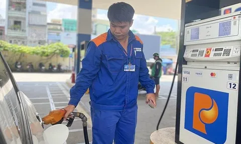 Giá xăng tăng nhẹ hơn 300 đồng/lít