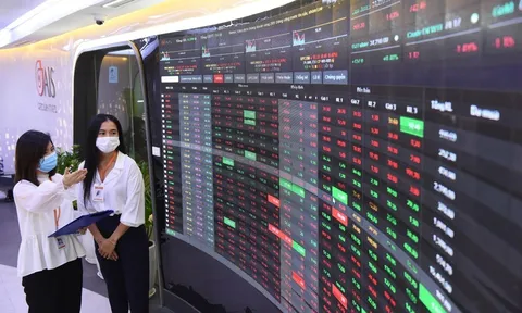 Giao dịch chứng khoán sáng 7/11: VN-Index "dọa" xuyên thủng đáy cũ, cổ phiếu bất động sản tiếp tục bị bán tháo
