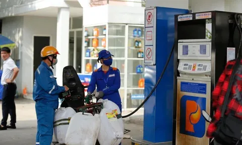 Giá xăng đắt thêm 300 đồng mỗi lít từ chiều nay