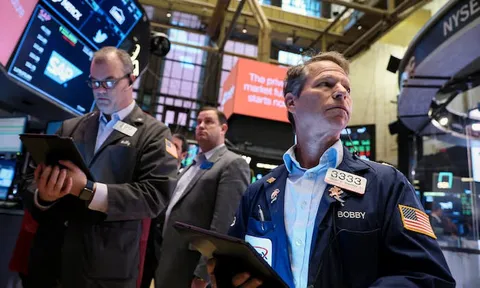 Dow Jones mất hơn 300 điểm sau báo cáo việc làm của ADP