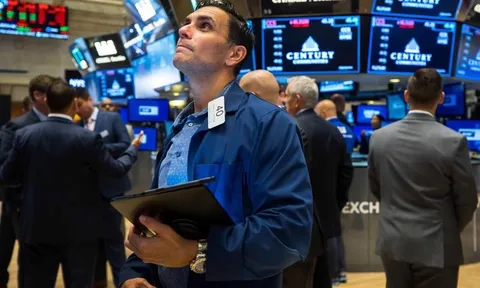 Chứng khoán Mỹ xanh rực sau dữ liệu GDP, giá dầu tăng mạnh