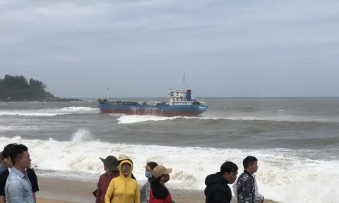 Quảng Ngãi: Gần 8.000 lít dầu trên tàu sắt gặp nạn có nguy cơ bị tràn