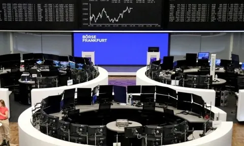 Chứng khoán toàn cầu tăng nhẹ, mối lo về lãi suất ở Mỹ phủ bóng thị trường