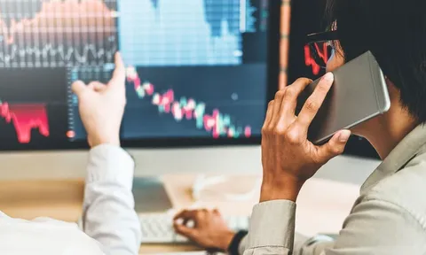 Cổ phiếu chứng khoán đồng loạt tăng trần sau khi lãi suất điều hành giảm