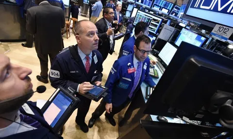 Giới đầu tư cảnh giác với khả năng tăng lãi suất cao hơn từ Fed