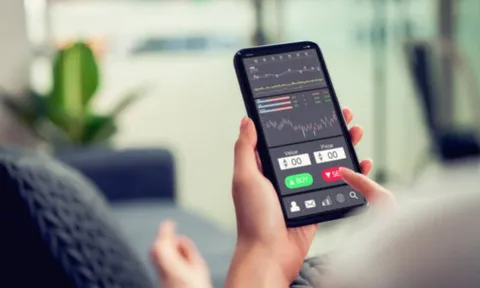 Áp lực bán trở lại mạnh mẽ, VN-Index giảm sâu phiên cuối tuần