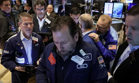 Dow Jones “bay” hơn 300 điểm vì một ngân hàng Mỹ đổ vỡ, giá dầu tăng hơn 1% sau báo cáo việc làm