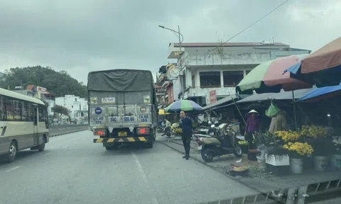 Quảng Ninh: Bất an chợ họp tràn vỉa hè quốc lộ, tỉnh lộ