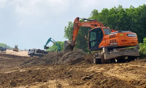 Nhà thầu cao tốc đứng ngồi không yên vì mặt bằng “xôi đỗ”