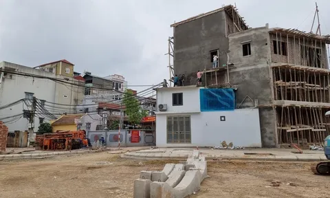 'Nhức mắt' nhà siêu mỏng ở dự án đường trăm tỷ tại Hà Nội