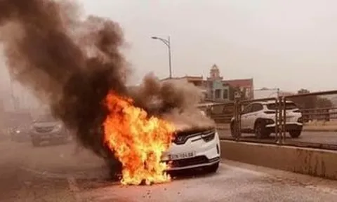 Ô tô điện đang chạy bất ngờ bốc cháy trên cầu vượt