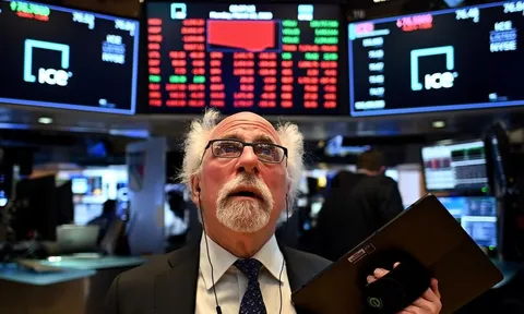Dow Jones “bốc hơi” hơn 300 điểm vì nỗi lo khủng hoảng ngân hàng, giá dầu lao dốc hơn 5%