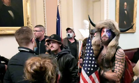 FBI bắt giữ người đàn ông mang sừng ở Điện Capitol