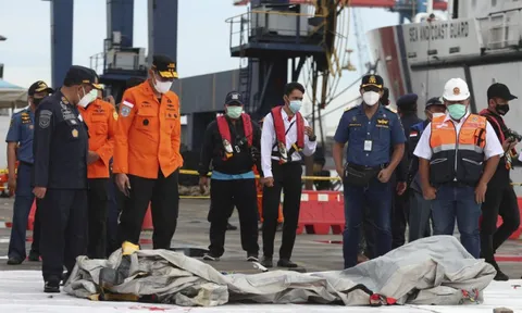 Indonesia tìm thấy bộ phận thi thể và mảnh vỡ kim loại trên biển