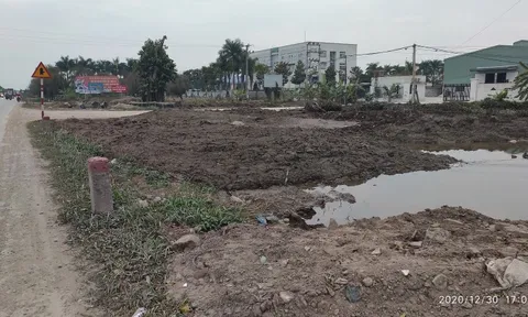 Xe ô tô đổ trộm bùn thải đều ra, vào từ khu dự án của “thành phố xanh Ecopark”