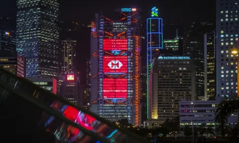 Ngân hàng Việt tiếp tục mạnh tay thưởng Tết cho nhân viên năm nay, còn các ngân hàng lớn trên thế giới thì sao?