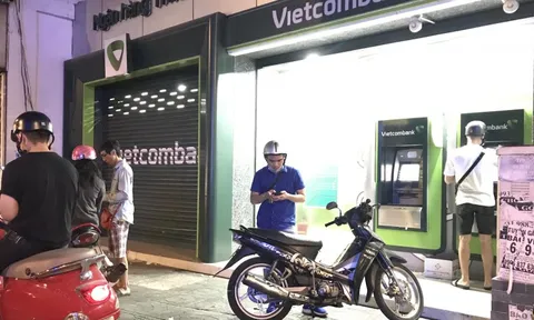 25 tháng Chạp, ATM ở Sài Gòn đồng loạt nghỉ Tết, chạy cả đêm vẫn không rút được tiền lương, thưởng về quê