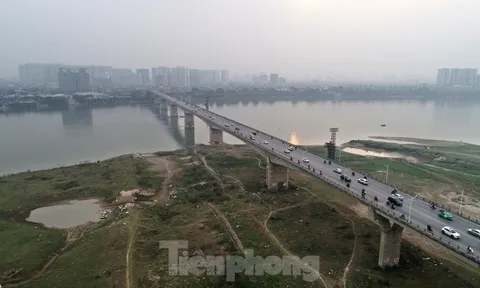 Cận cảnh quỹ đất ven sông Hồng bị ồ ạt sẻ thịt lấn chiếm, xây dựng trái phép