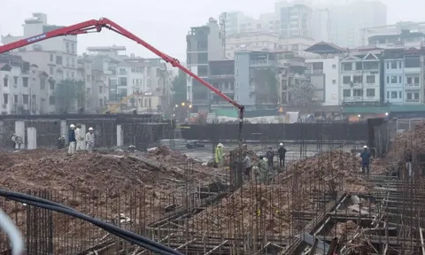 Cầu Giấy (Hà Nội): Dự án thi công trường học bị “tố” đổ bê tông dưới mưa, không đảm bảo an toàn lao động!