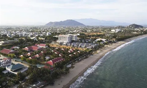 Cả 'rừng' resort cát cứ ven bờ biển Ninh Thuận, những bãi tắm đẹp bị chiếm trọn