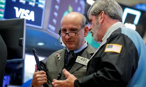 Phố Wall lao dốc, Nasdaq bị bán tháo theo đà giảm của Bitcoin