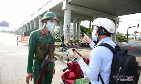 Hình ảnh TP.HCM ngày đầu tiên áp dụng giãn cách mức cao nhất