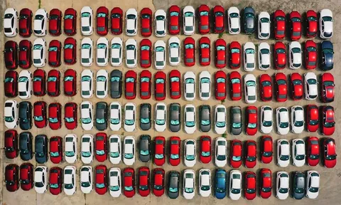 Hàng trăm ôtô mới cứng nằm phơi nắng hơn 30 ngày giãn cách ở Hà Nội