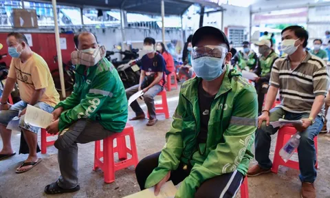 Shipper TP.HCM: 'Chờ xét nghiệm 1 tiếng vẫn chưa được đi giao hàng'