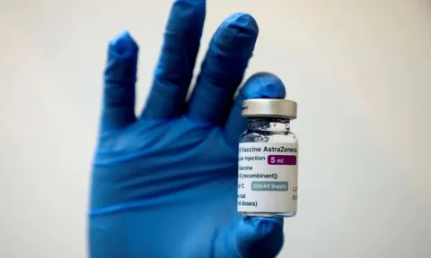 Thêm tác dụng phụ hiếm gặp ở người tiêm vaccine AstraZeneca
