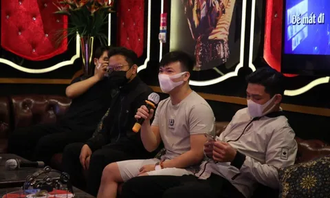 Quán karaoke mở trở lại, khách vừa đeo khẩu trang vừa hát