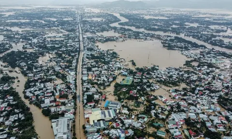 Nước lũ dâng ngập giường ngủ người dân Nha Trang