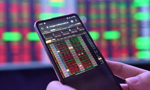 Lo ngại tiền kích thích kinh tế đổ vào chứng khoán, bất động sản